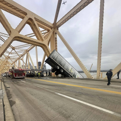  فيديو ... إنقاذ سائقة شاحنة علقت بجسر على نهر أوهايو!!