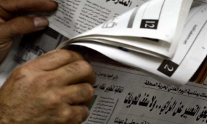  «رجل الجرائد» من غزة يقاوم التكنولوجيا الرقمية بحزمة من 25 ألف صحيفة!!