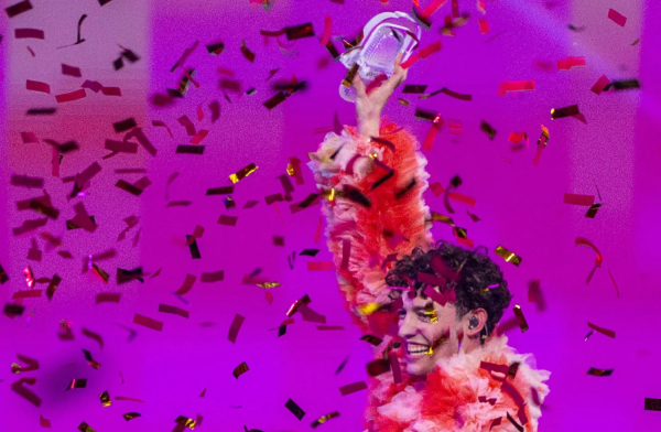 نيمو الفائز بجائزة «يوروفيجن» يعيد الكأس احتجاجا على مشاركة دولة الاحتلال المتهمة بجرائم حرب في غزة!!