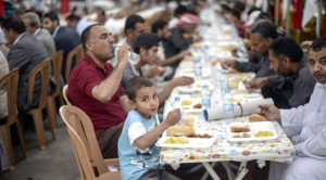مصريون يتمسكون بعادات رمضانية لإطعام الصائمين رغم صعوبة الظروف الاقتصادية!!